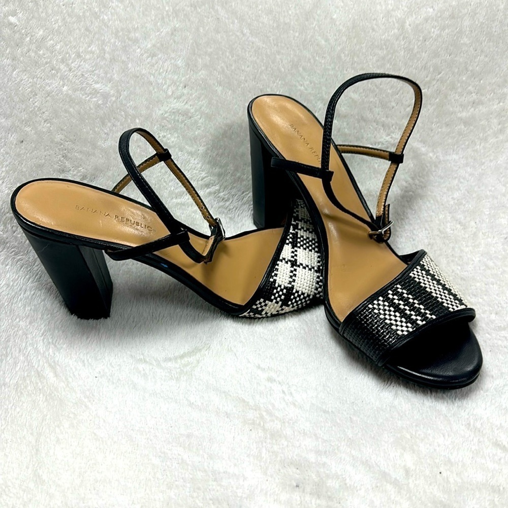 Banana Republic, chunky heel ankle strap Black & White sandals/ shoes s 10 M EUC